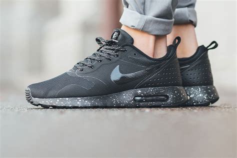 nike tavas black.